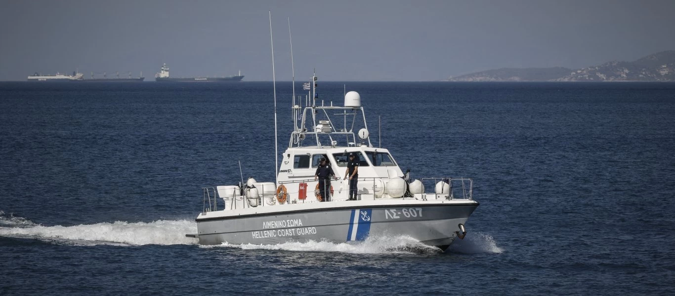 Φωκίδα: Βυθίστηκε ταχύπλοο λόγω μηχανικής βλάβης σε βραχώδη ακτή - Σώοι οι τρεις επιβαίνοντες